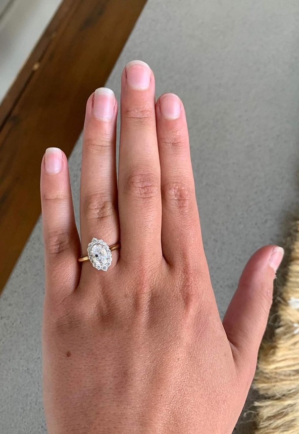 Verlobungsring mit rosa Nagellack